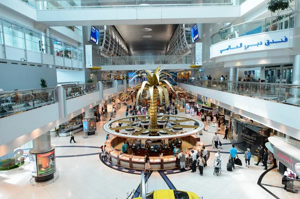 Pasajeros en Aeropuerto de Dubai — Foto de Stock