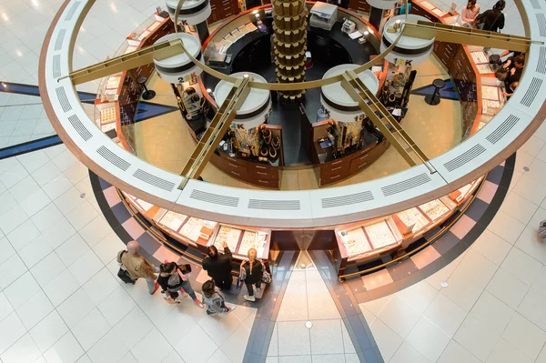 Matkustajat Dubain kansainvälisellä lentoasemalla — kuvapankkivalokuva