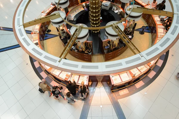 Pasajeros en Dubai Aeropuerto Internacional — Foto de Stock