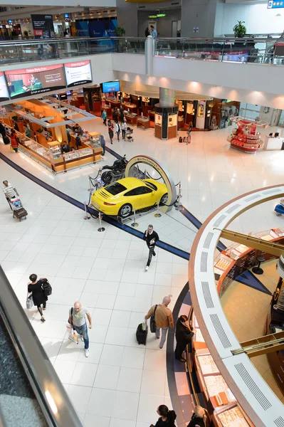 Пасажирів в Дубайського міжнародного аеропорту — стокове фото