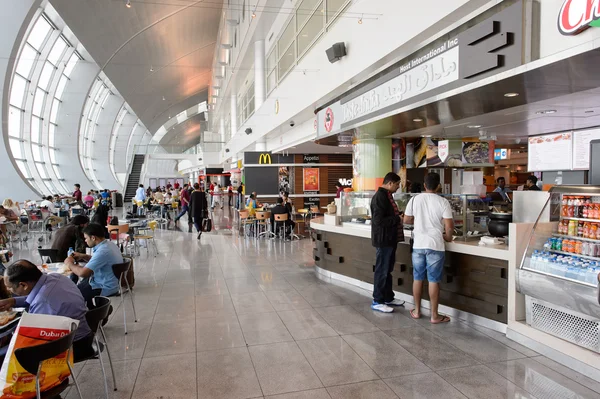 Passengers in Dubai International Airport — Stock Photo, Image