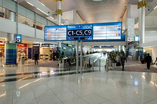 Cestující v mezinárodní letiště v Dubaji — Stock fotografie