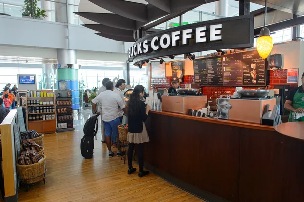 Starbucks-Innenraum am Flughafen Dubai — Stockfoto