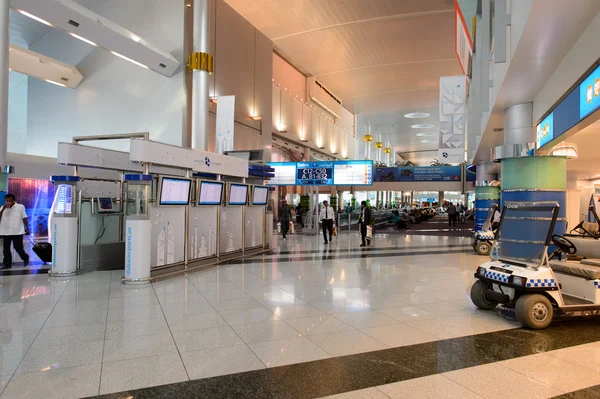 Pessoas no Aeroporto Internacional de Dubai — Fotografia de Stock