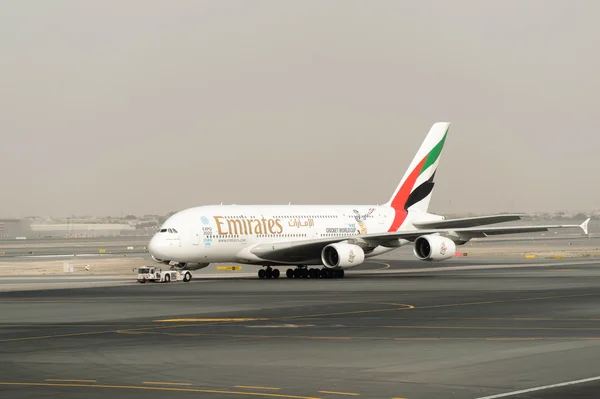 Jet aircraft in Dubai International Airport — Stock Photo, Image
