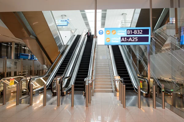 Dubai International Airport interiör — Stockfoto