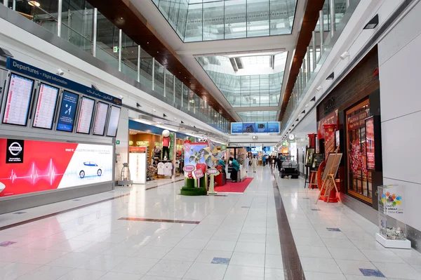 दुबई आंतरराष्ट्रीय विमानतळावर प्रवासी — स्टॉक फोटो, इमेज