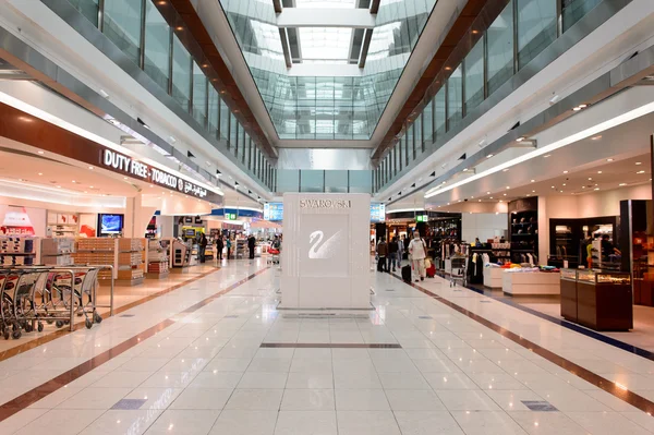 Pasajeros en Dubai Aeropuerto Internacional — Foto de Stock