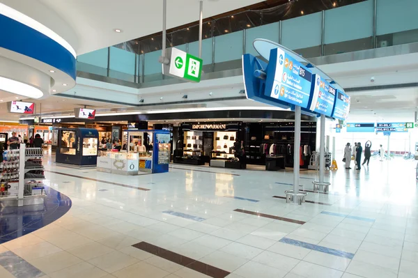 Passagers à l'aéroport international de Dubaï — Photo