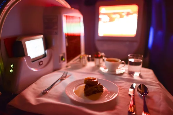 Makan malam di kelas pertama Boeing-777 — Stok Foto