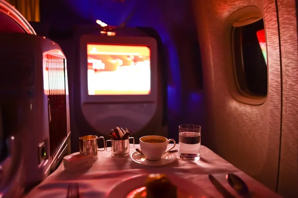 Dinner in first class Boeing-777 — 图库照片