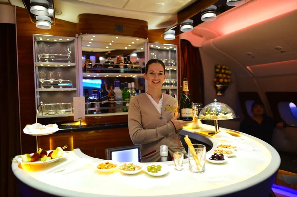 Stewart working at Emirates Airbus A380 — Zdjęcie stockowe