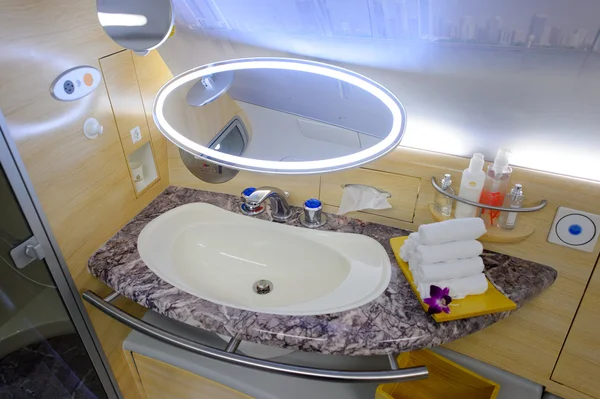 Bathroom in Emirates Airbus A380 interior — Stok fotoğraf