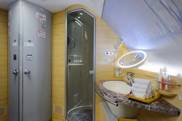Casa de banho no interior Emirates Airbus A380 — Fotografia de Stock