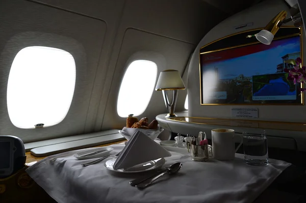 Comida de pequeno-almoço no interior Emirates Airbus A380 . — Fotografia de Stock