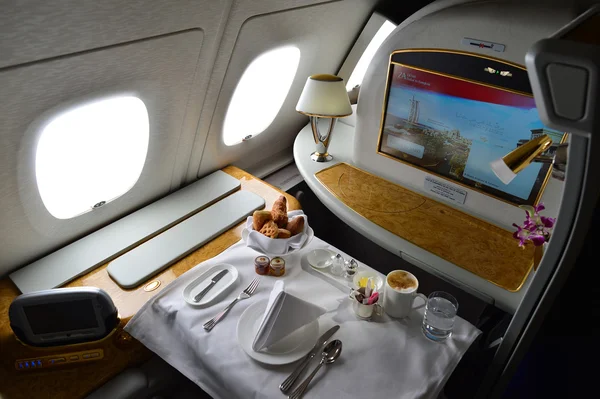 Питание для завтрака в интерьере Emirates Airbus A380 . — стоковое фото