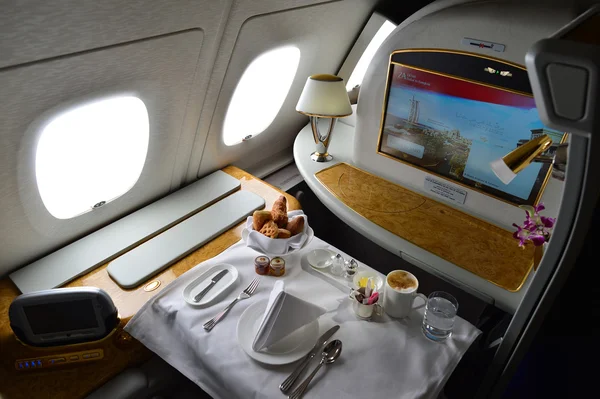 Comida de pequeno-almoço no interior Emirates Airbus A380 . — Fotografia de Stock