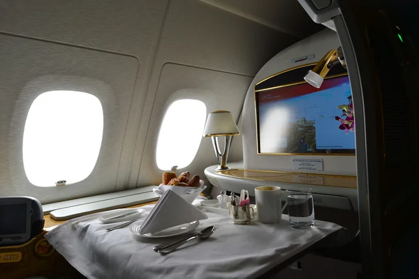 Breakfast food in Emirates Airbus A380 interior. — Stok fotoğraf