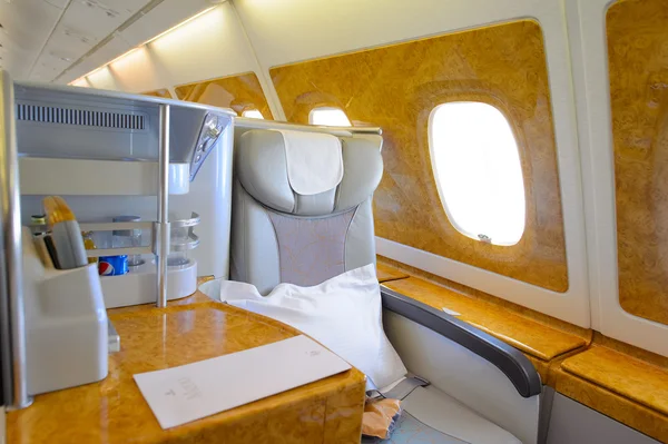 Interior da classe executiva Emirates Airbus . — Fotografia de Stock