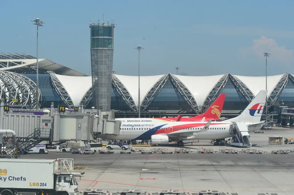 Flugzeuge auf dem Flughafen Suvarnabhumi — Stockfoto