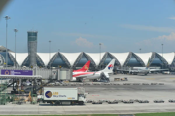 Flugzeuge auf dem Flughafen Suvarnabhumi — Stockfoto