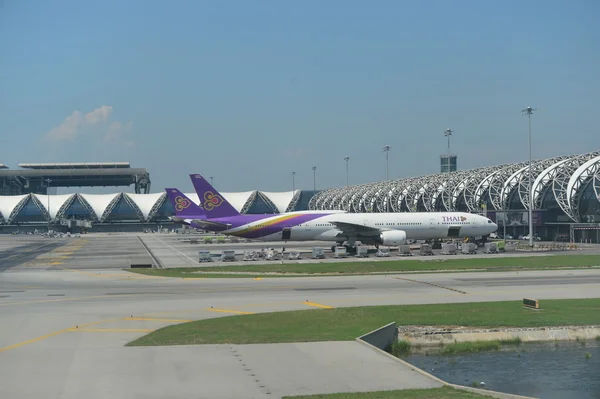 Vliegtuigen in Suvarnabhumi luchthaven — Stockfoto