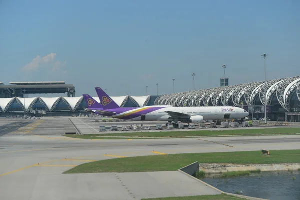 Airplanes in Suvarnabhumi Airport — Stock Photo, Image