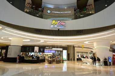 Müşteriler patlamış mısır alışveriş merkezi