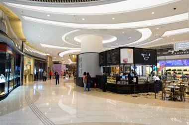 Müşteriler patlamış mısır alışveriş merkezi