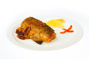 Beyaz tabakta Fırında Balık