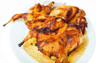 beyaz üzerine pişmiş tavuk