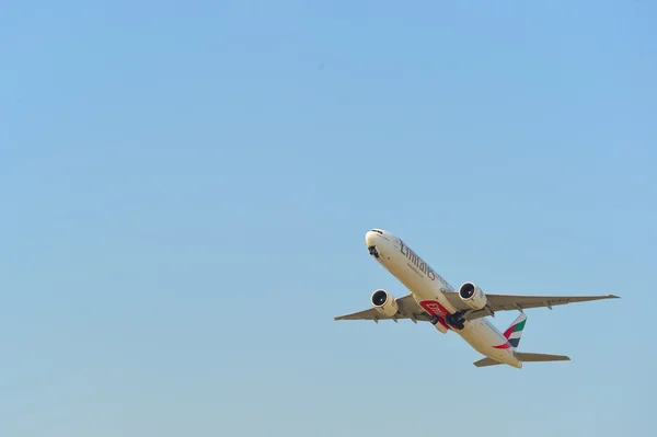 Arabskie Boeing 777 w niebo — Zdjęcie stockowe