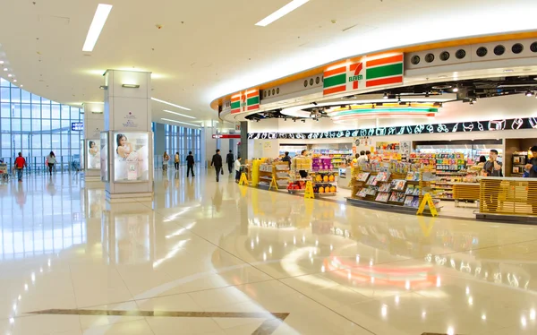 7-Elevenshop in airport — Stock Photo, Image