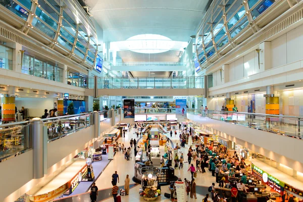 Passagerare i Dubai International Airport — Stockfoto