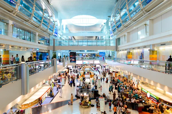 Pasajeros en Dubai Aeropuerto Internacional — Foto de Stock