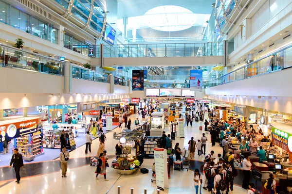 Az utasok a Dubai nemzetközi repülőtéren — Stock Fotó