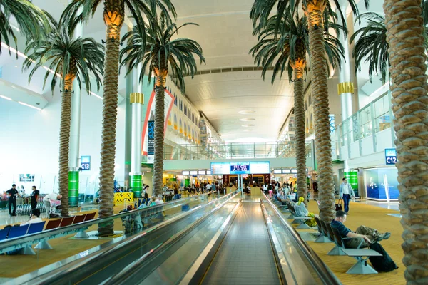 Пассажиры международного аэропорта Дубая — стоковое фото