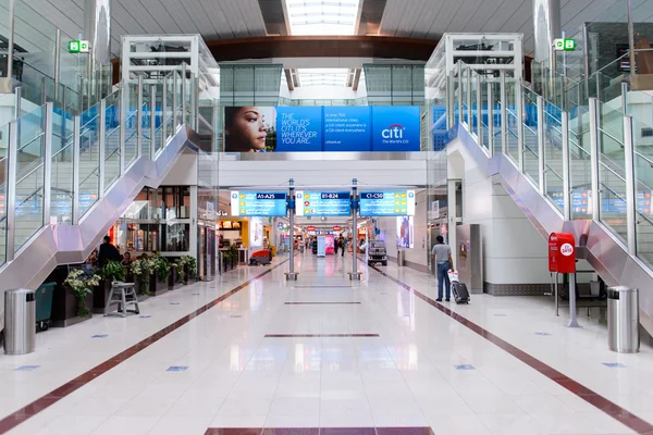Passagerare i Dubai International Airport — Stockfoto
