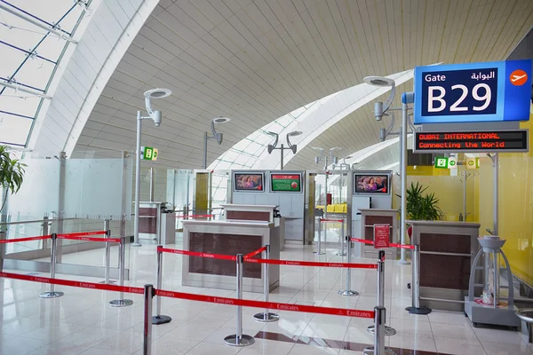 Innenraum des internationalen Flughafens Dubai — Stockfoto