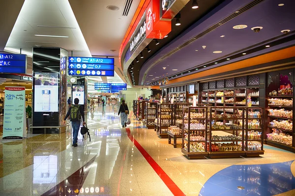 Personas en Dubai Aeropuerto Internacional — Foto de Stock