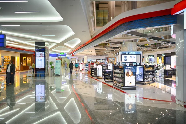 Pessoas no Aeroporto Internacional de Dubai — Fotografia de Stock