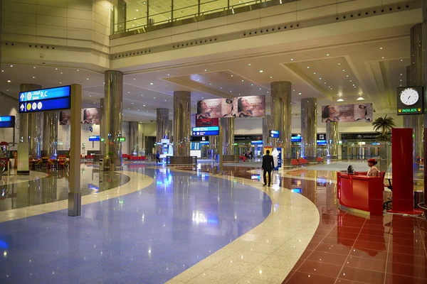 Lidé v mezinárodní letiště v Dubaji — Stock fotografie