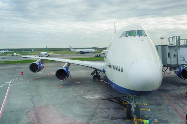 Docked boeing-747 — стокове фото