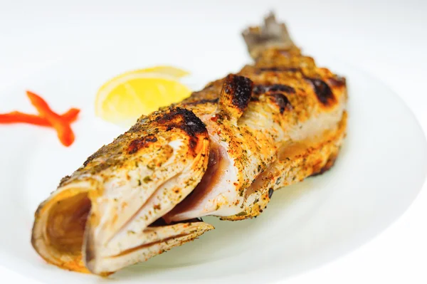 Peixe cozido no prato branco — Fotografia de Stock