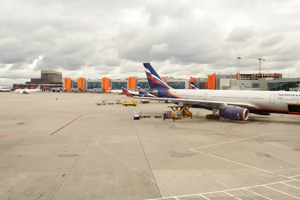 Jet flight docked in Sheremetyevo airport — Stock fotografie