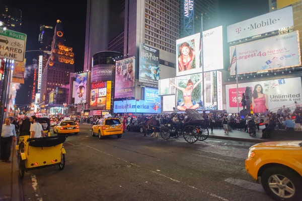 Times Square trafik på natten — Stockfoto