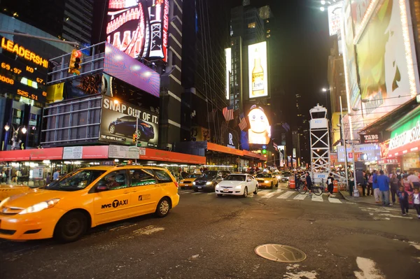 Times Square tráfego à noite — Fotografia de Stock