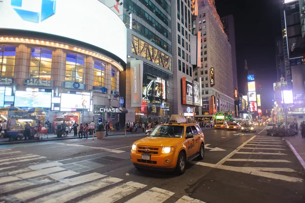 Times Square trafik på natten — Stockfoto