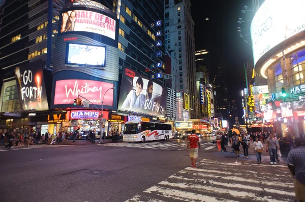Times Square tráfego à noite — Fotografia de Stock