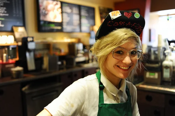 Starbucks staff waiter — ストック写真
